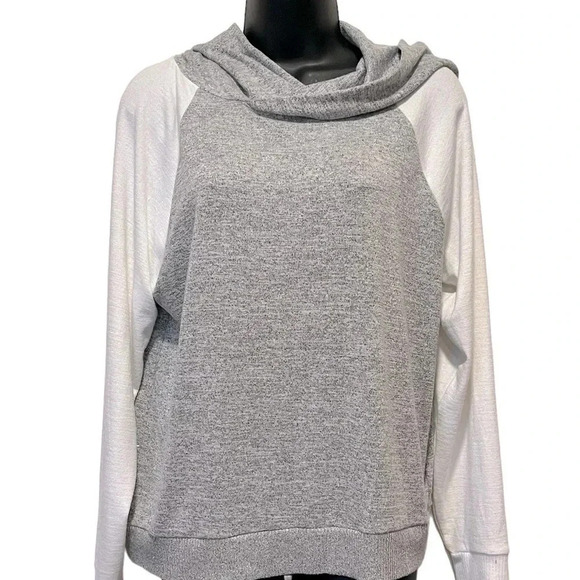 🍀2/$22 GAP Raglan Softspun Hooded Lightweight Sweater Gray White Womens Medium - Picture 12 of 12